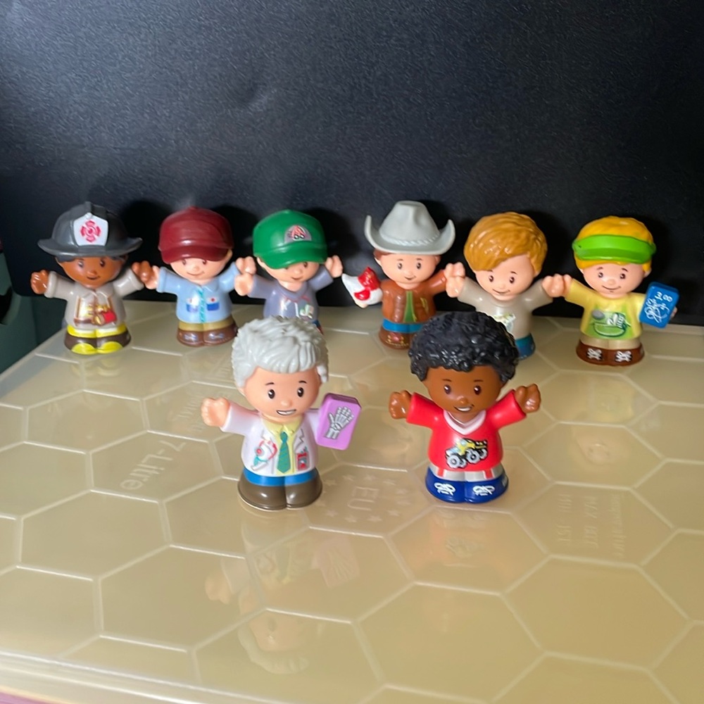 8 Little People Toy Figures